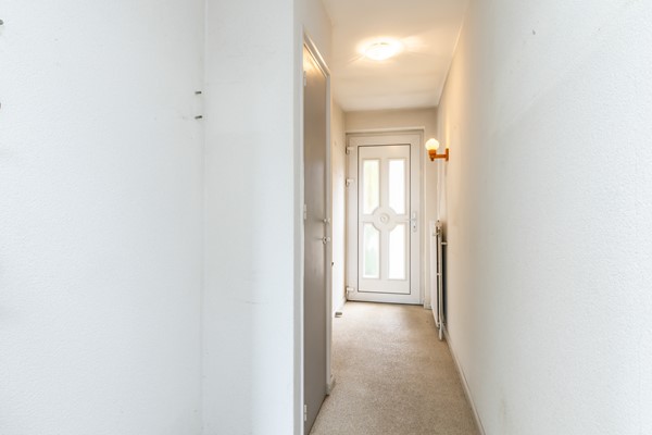Foto - Te koop: Een ruime twee-onder-een kapwoning met inpandige garage, groot souterrain en goed formaat tuin gelegen op het Zuidwesten op een prima locatie in Wijlre.